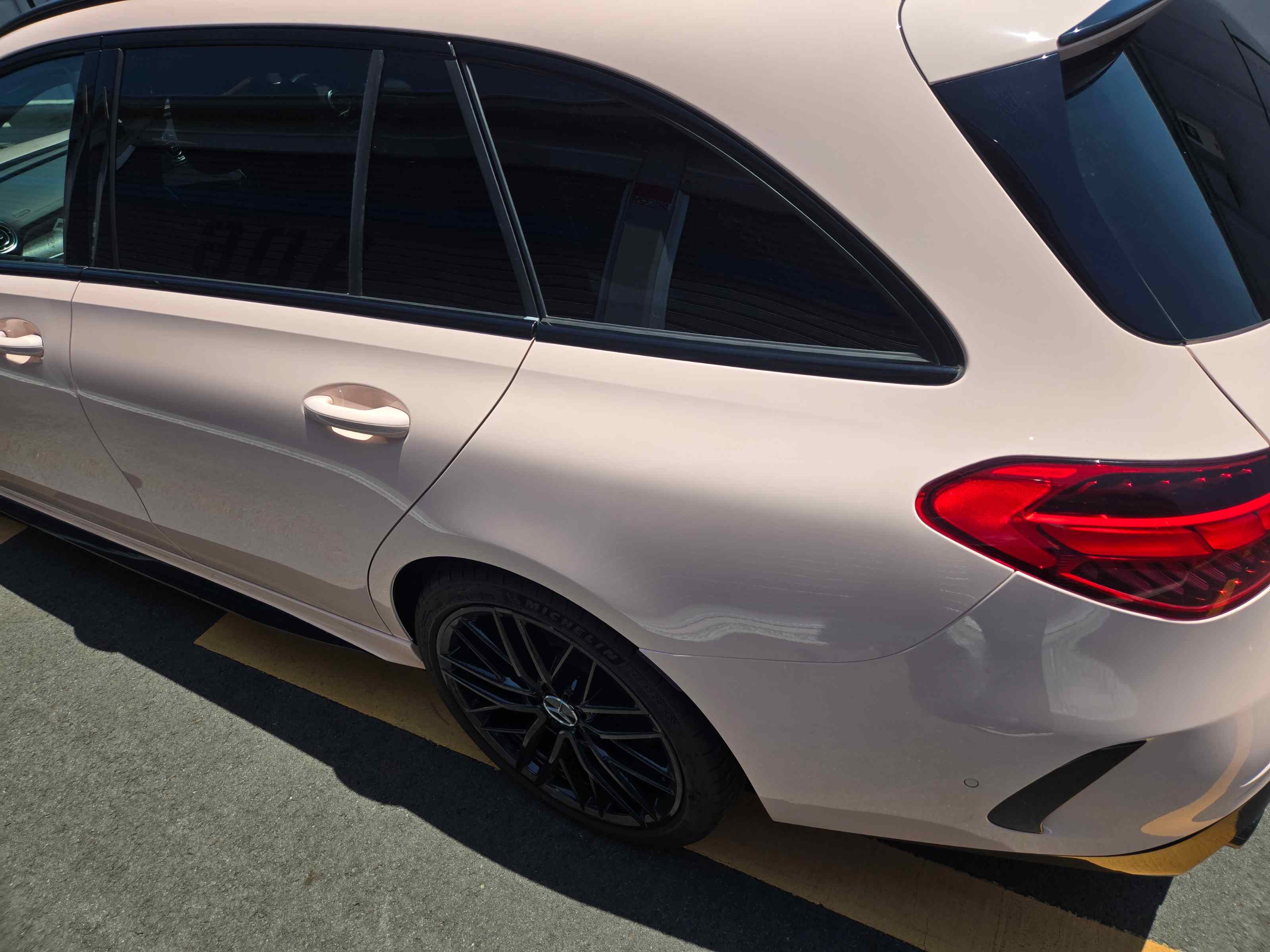 Mercedes-AMG C43 左リア全体 シェルピンク ラッピング完成